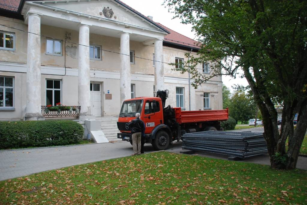 FOTO: Vērgales skola atgūst vēsturisko skatu