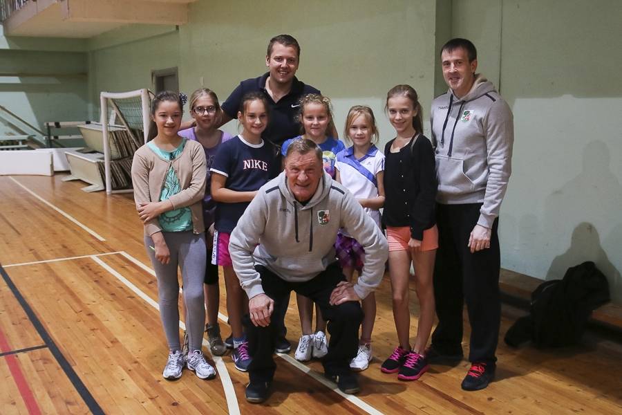 FOTO: Hokejisti vada sporta stundas skolā