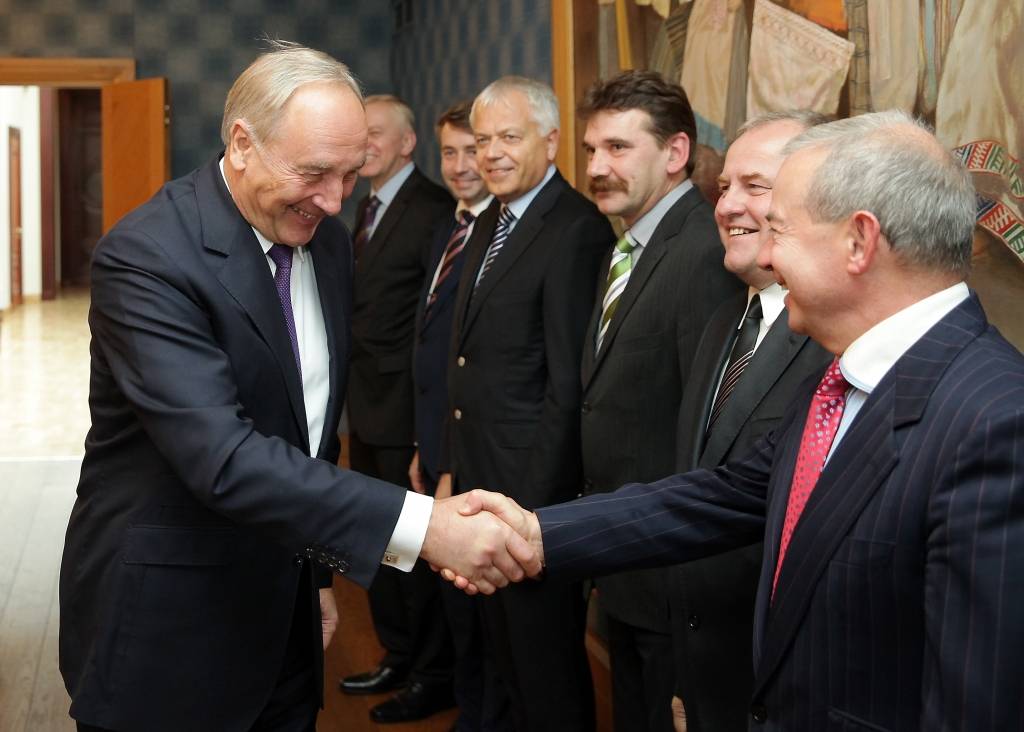 Jaunā valdība uz vecās pamatiem top lēnām