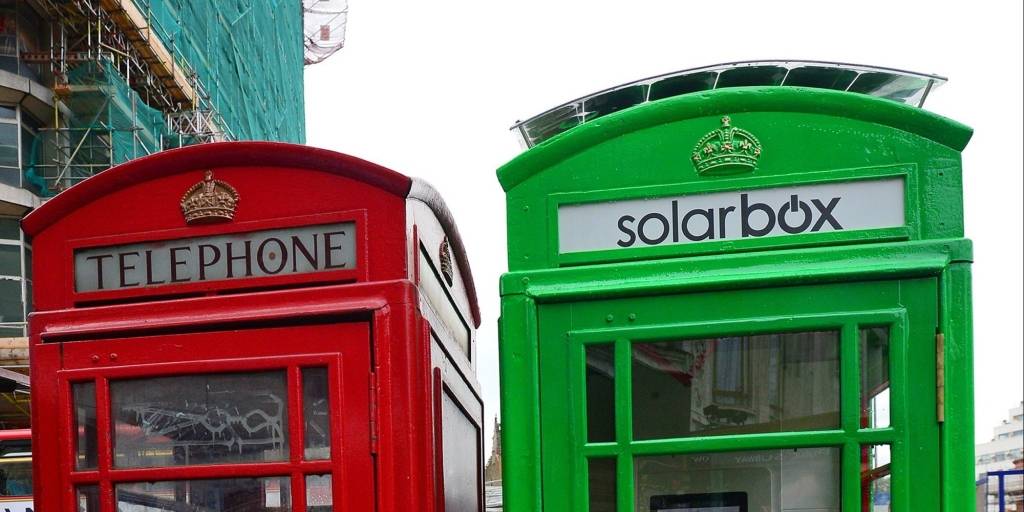 FOTO: Londonas telefonbūdas pārtop par viedtālruņu uzlādes vietām