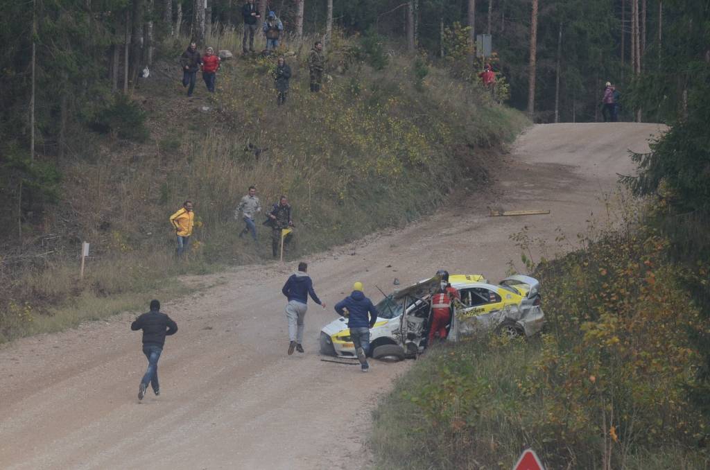 FOTO: Vorobjovs rallijā "Latvija 2014" iznīcina automašīnu