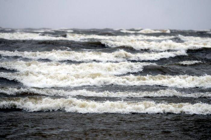 Liepājā vīrietis iekritis jūrā, nokrītot no mola