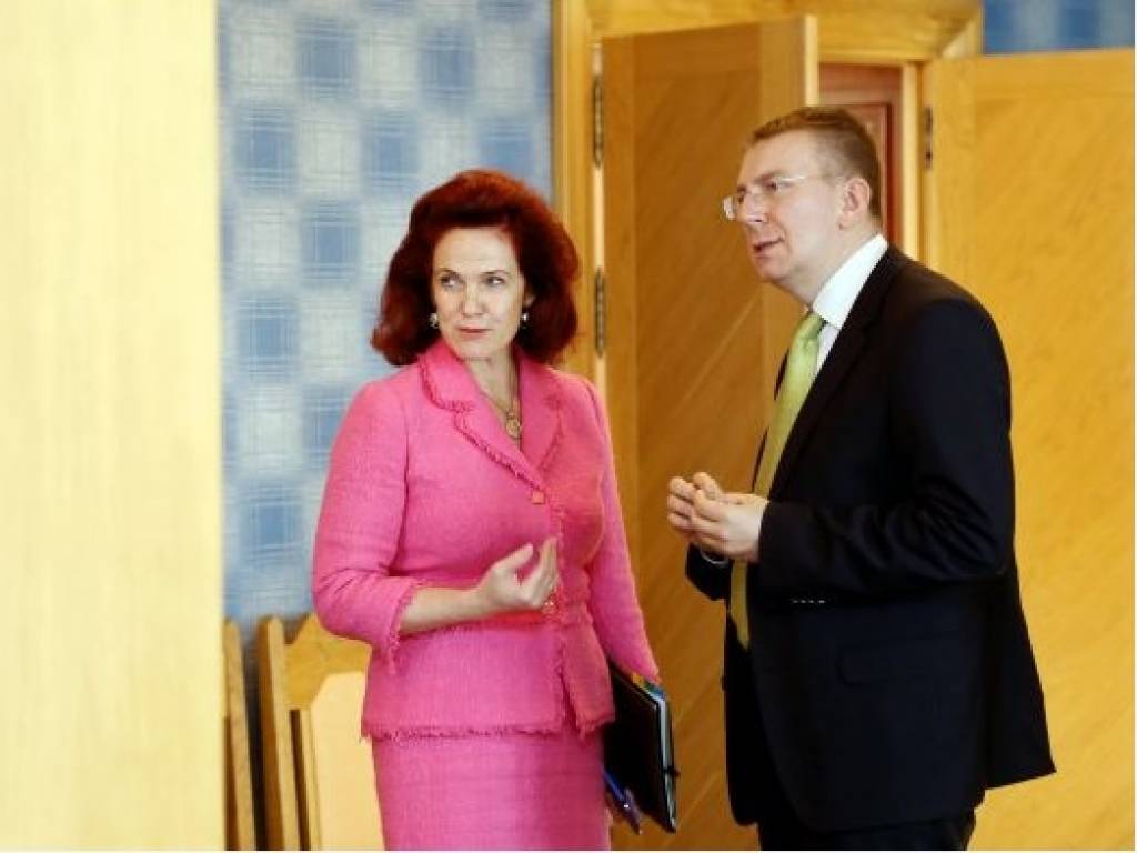 Noliedz baumas par Junkura iekārtošanu darbā Āboltiņas labā