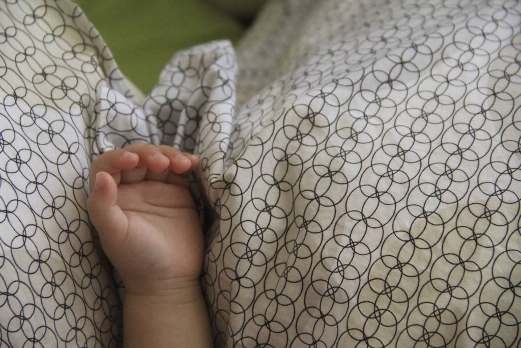 Jaundzimušo skaits turpina augt; mirušo skaits mazāks nekā pērn