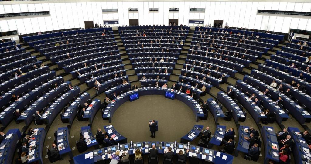 EP apstiprina jauno EK komandu; Dombrovskis tiek pie komisāra krēsla