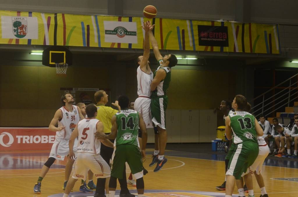 FOTO: "Liepāja/Triobet" Baltijas Basketbola līgas pirmajā spēlē pārliecinoši uzvar "Nevežis" vienību