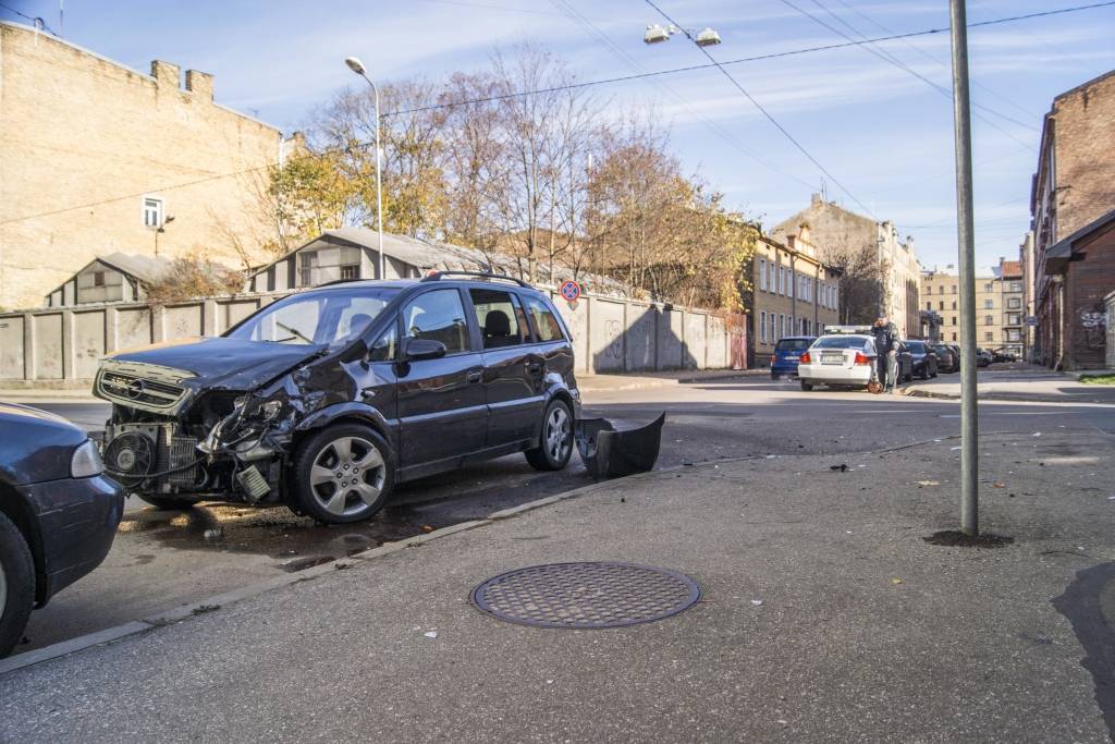 Aculiecinieka FOTO: Pamatīga auto sadursme Grīziņkalnā