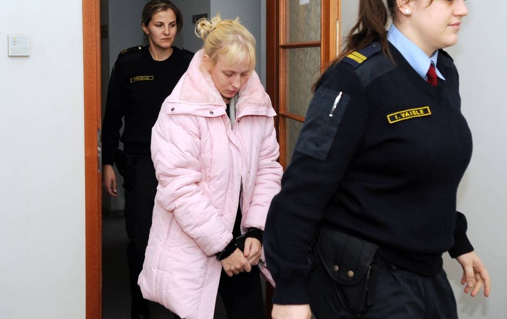 Savu bērnu slepkavībā aizdomās turēto sievieti patur apcietinājumā; tuvinieki netic viņas vainai
