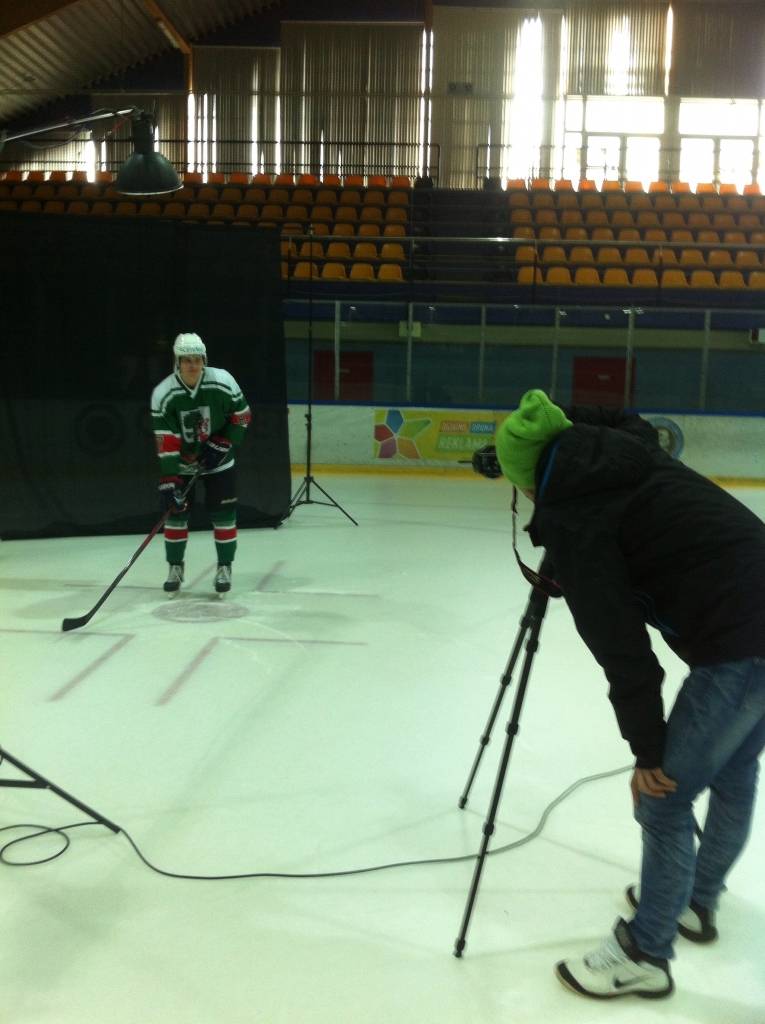 Liepājas hokejists fotografējas kalendāram