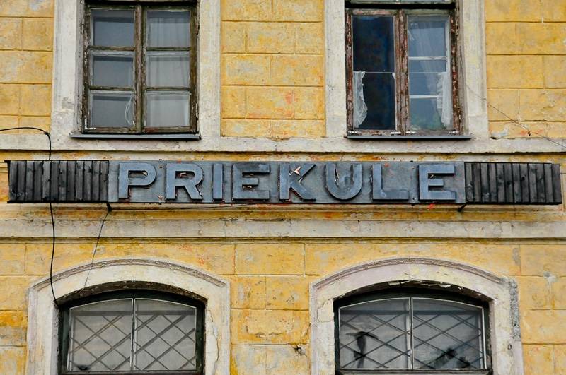 Pašvaldība tomēr nepārņems savā īpašumā bijušo Priekules dzelzceļa staciju