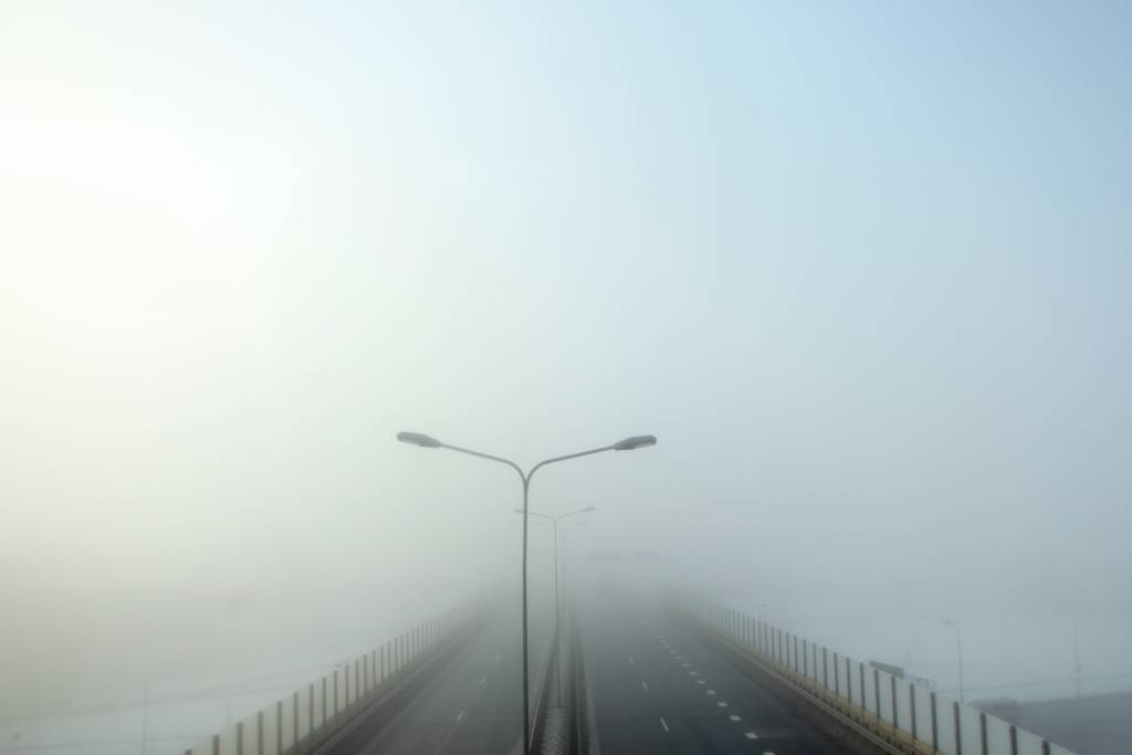 Autovadītājiem jāuzmanās - piektdienas rītā daudzviet bieza migla