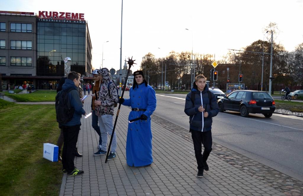 Liepājniekiem dala atstarotājus