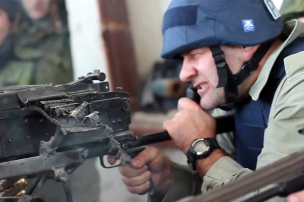 VIDEO: Krievijā populārs aktieris ar ložmetēju apšauda Ukrainas spēku pozīcijas