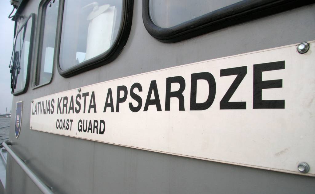 Bruņotie spēki no prāmja Isabelle evakuē sievieti, kurai sākušās dzemdības