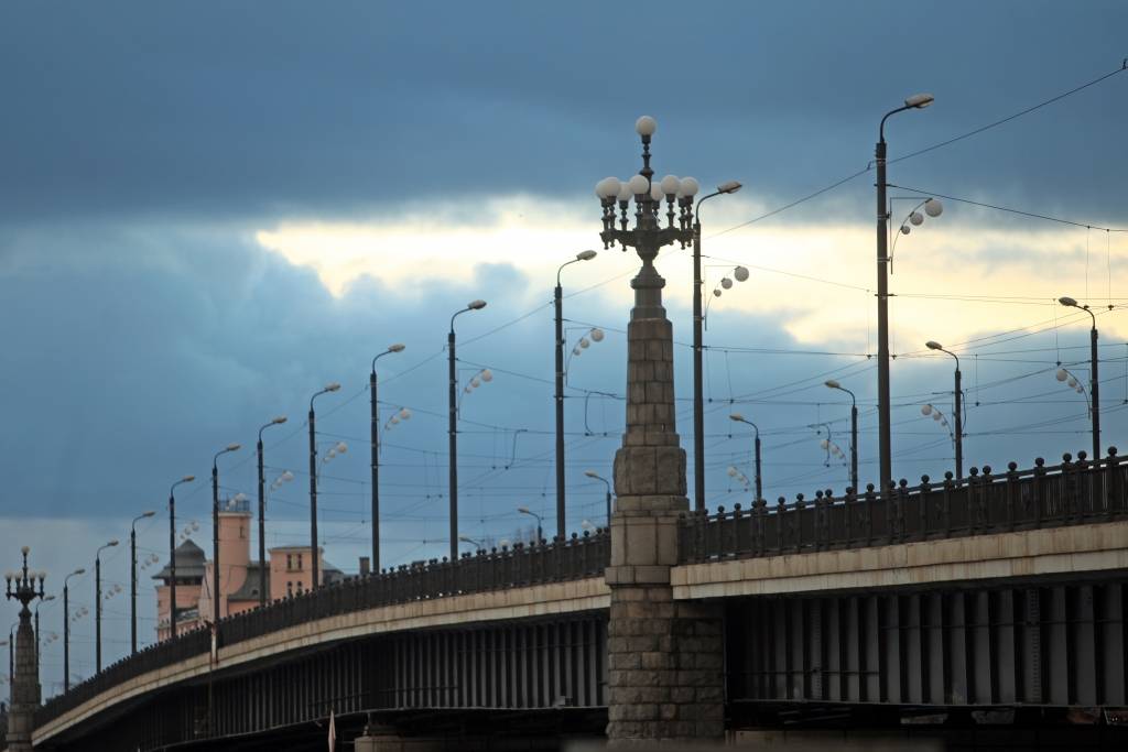 Garāmgājēji novērš vīrieša mēģinājumu no tilta ielēkt Daugavā 