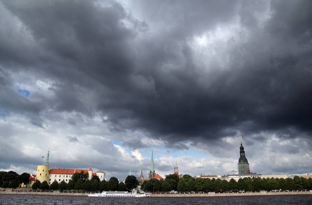 Rīga balansē uz šauras laipas  