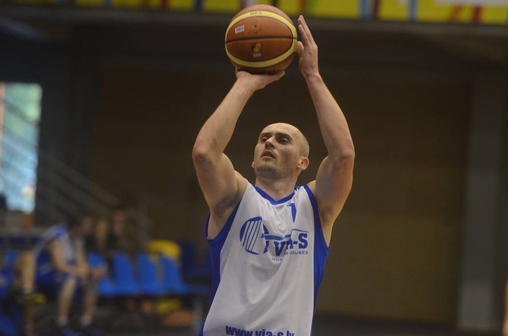 Pāvilostas novada basketbolisti sagrauj komandu "Kandava"