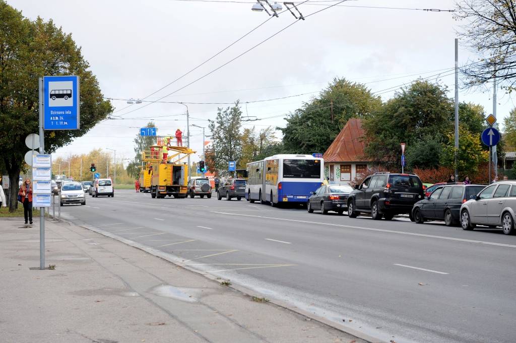 Svētdien Rīgā ierobežos satiksmi Pulkveža Brieža ielā