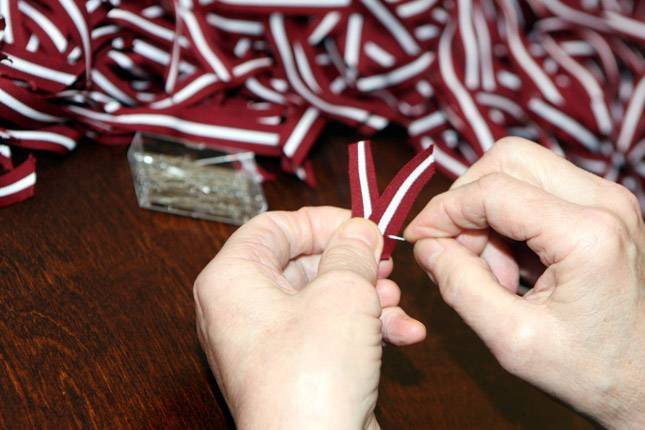 Arī Priekules vidusskolā ikviens varēs sev salocīt svētku un piemiņas lentīti