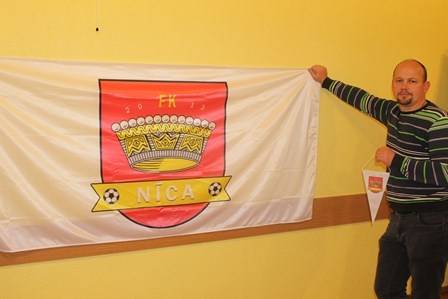 Nīcas futbolistu līdzjutējiem būs karogi un vimpeļi