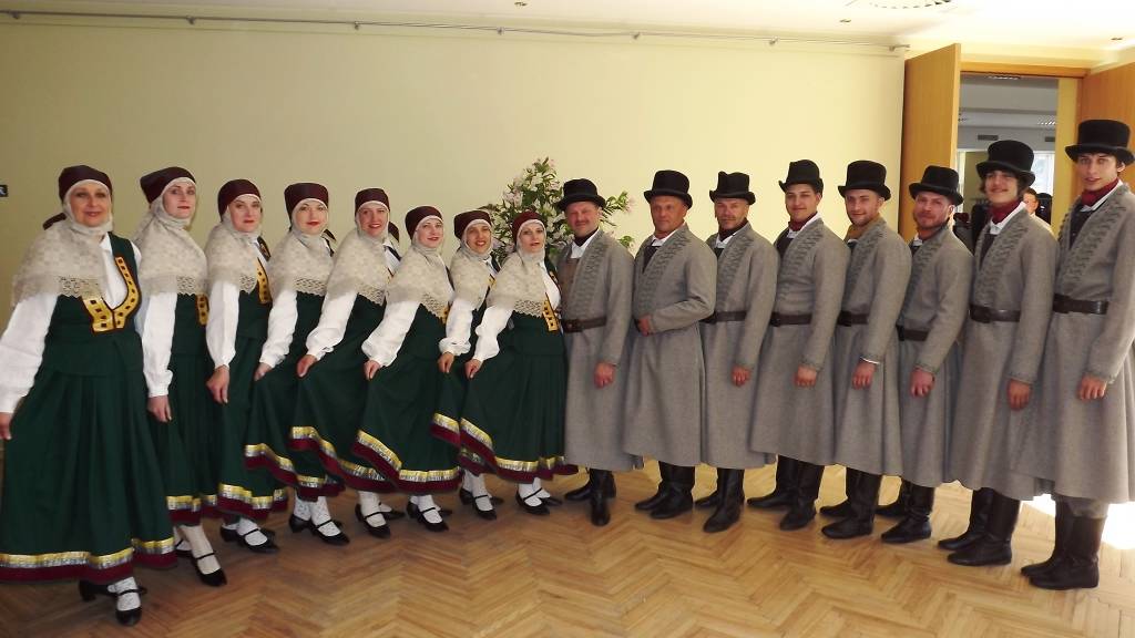 Tautas deju kolektīvs "KVĒLE" aicina uz jubilejas koncertu "Rakstu rakstus izrakstīju"