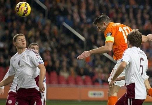 Latvijas futbola izlase neiztur lielo spiedienu un piedzīvo sagrāvi pret Nīderlandi