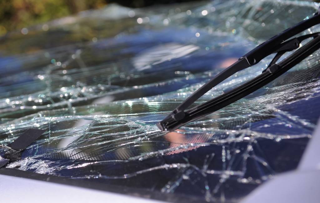 Automašīnai ietriecoties kokā, Limbažu novadā cietuši divi jaunieši