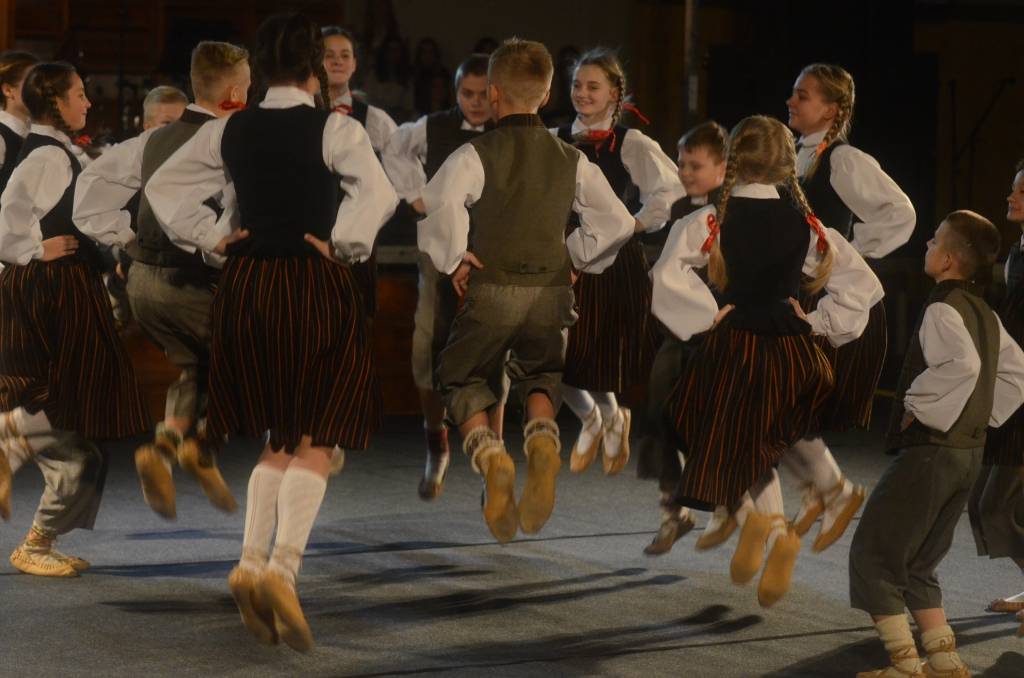 FOTO: Grobiņā Latvijas dzimšanas dienā dejo skolēnu deju kolektīvi