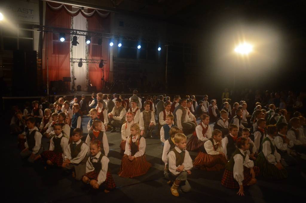 VIDEO: Gaviezes pamatskolas skolēni dejo Latvijas dzimšanas dienas koncertā