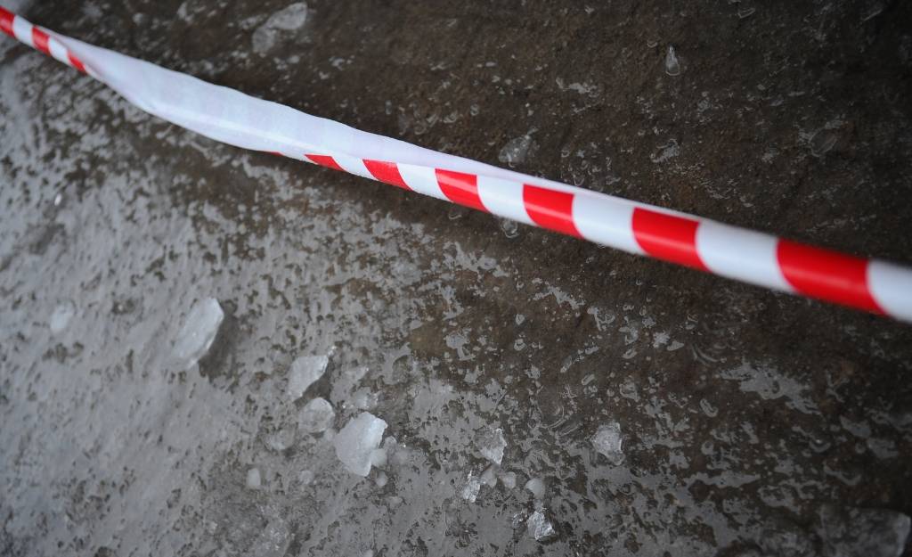 Latvijā sāk apledot autoceļi