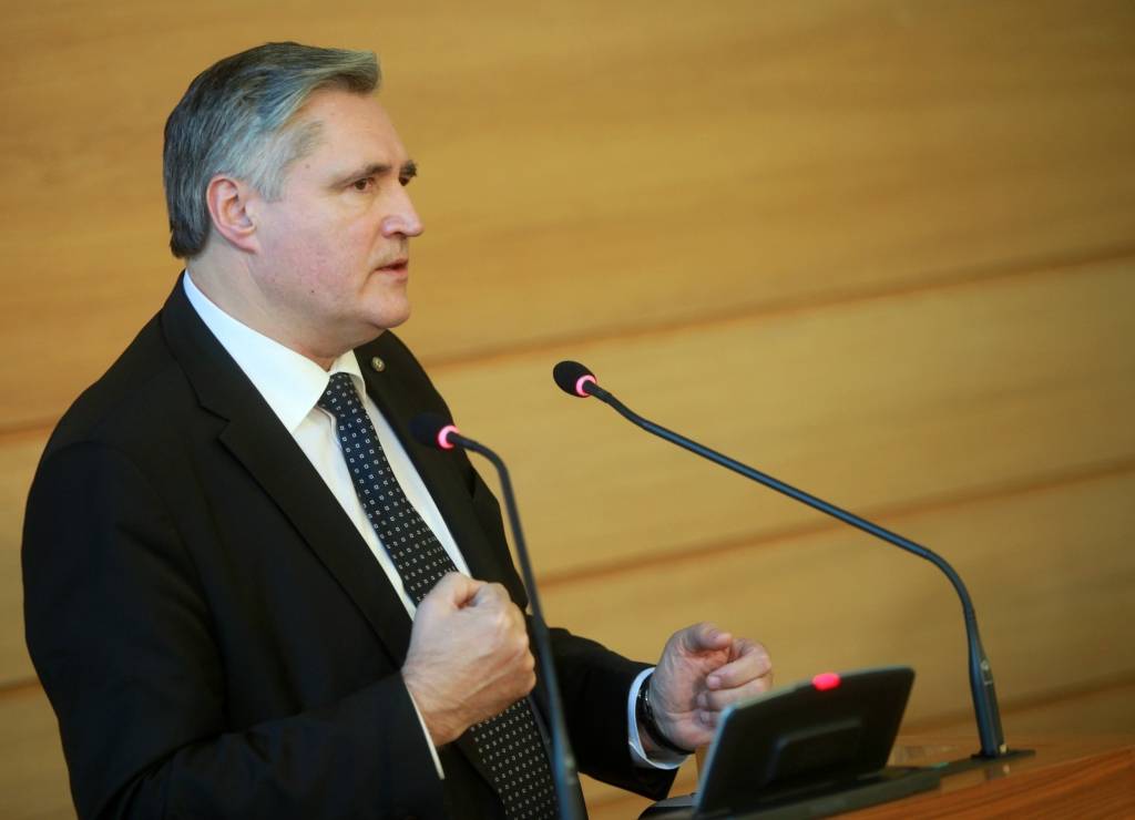 Pašvaldības sit ar dūri