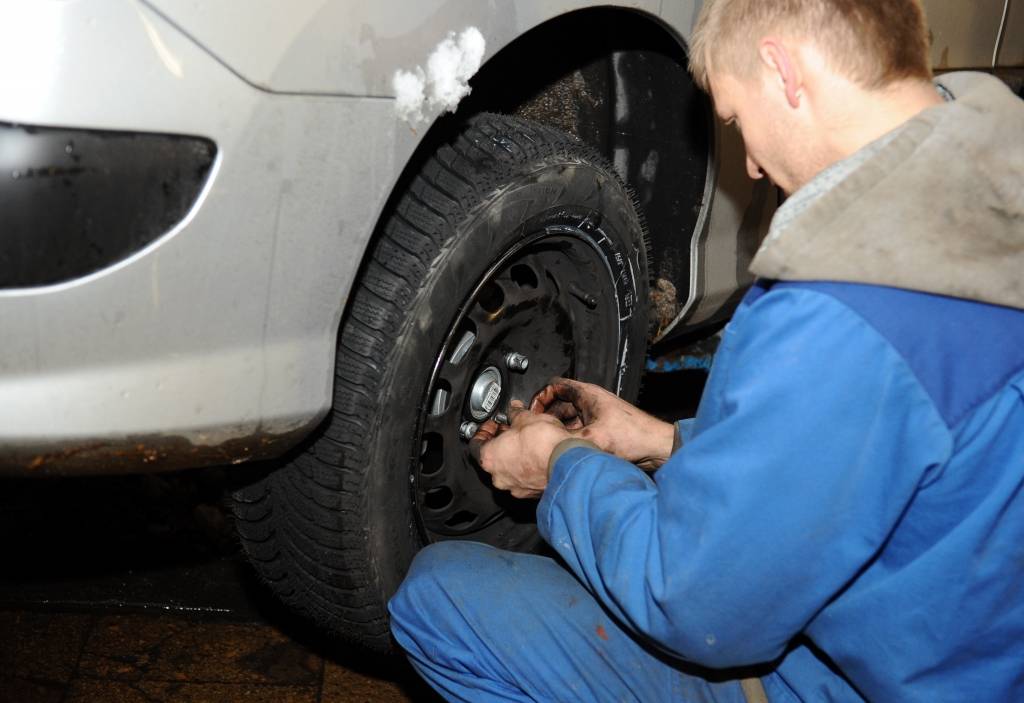 Auto riepu maiņas sezona sākusies savlaicīgi; servisos veidojas nelielas rindas