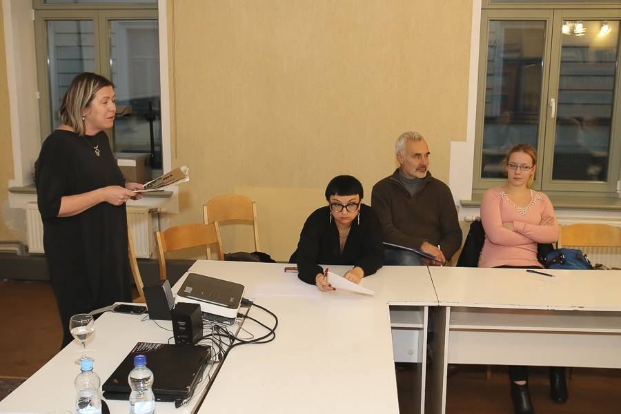 Nora Ikstena atklāj stāsta rakstīšanas tehnoloģiju