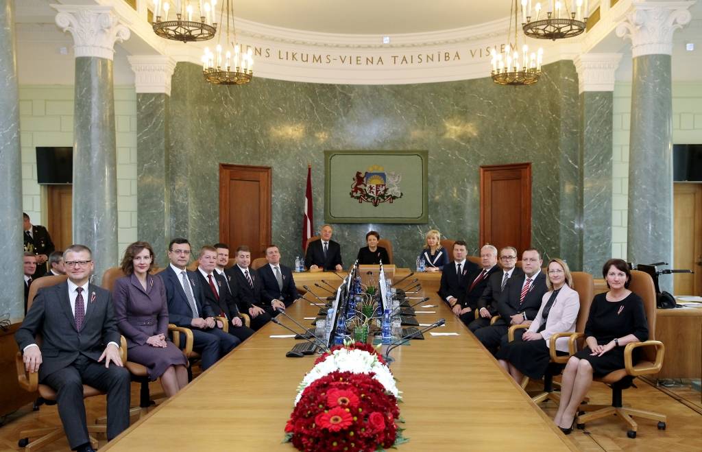 Valdība apstiprina nākamā gada precizēto Latvijas budžeta plānu