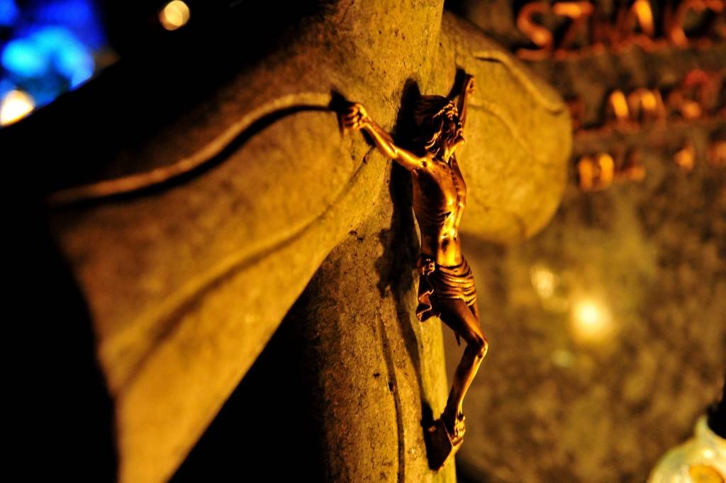 Katoļu baznīca nesteidz nosodīt bērnu sišanā pieķerto priesteri