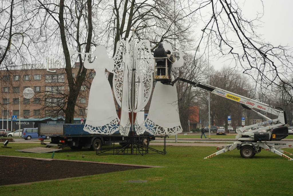 FOTO: Liepāja tērpjas svētku rotā