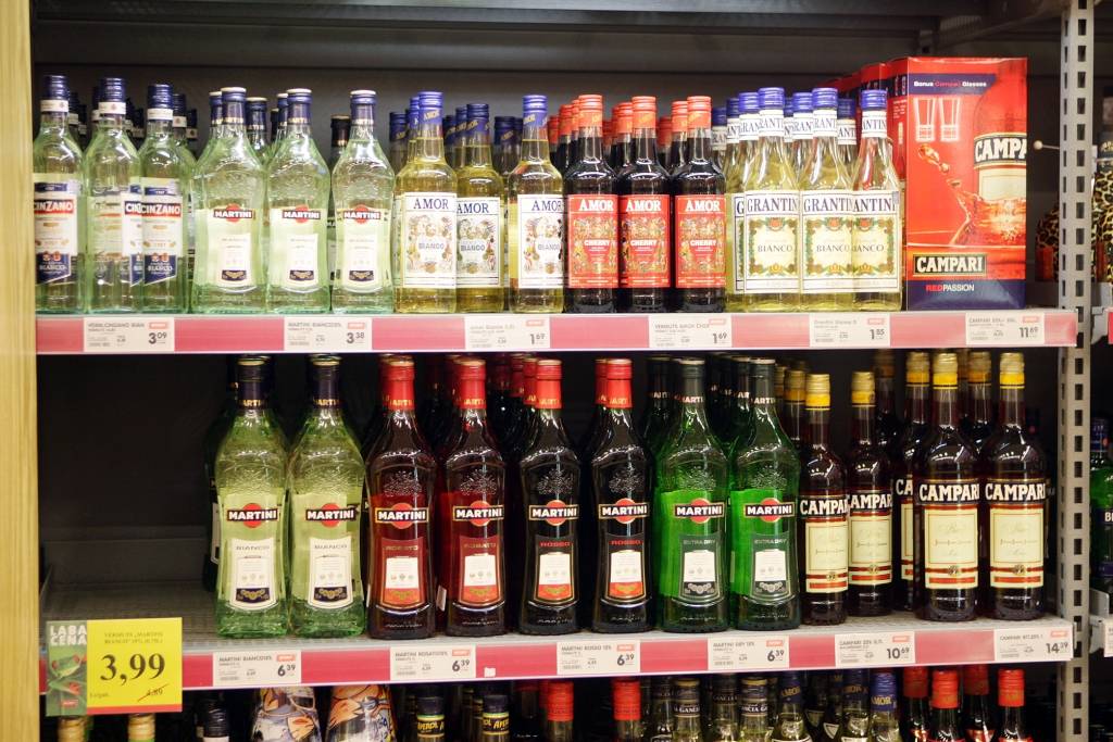 Piegriezīs skrūves alkohola tirdzniecībai
