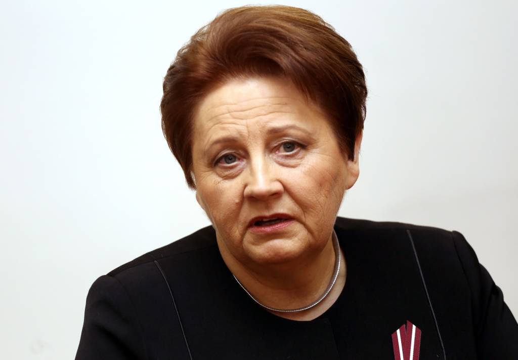 Straujuma pieļauj, ka vajag samazināt ierēdņu skaitu, lai palikušajiem maksātu lielākas algas