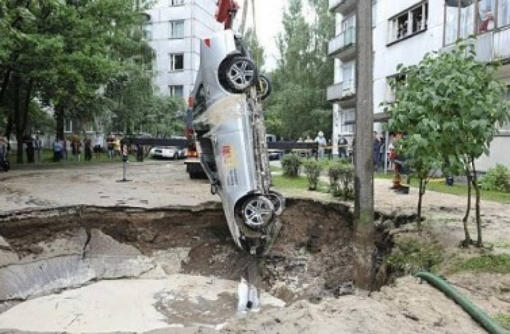 Tiesa atzīst Rīgas ūdens atbildību par auto iegāšanos asfaltā virs plīsuša ūdensvada
