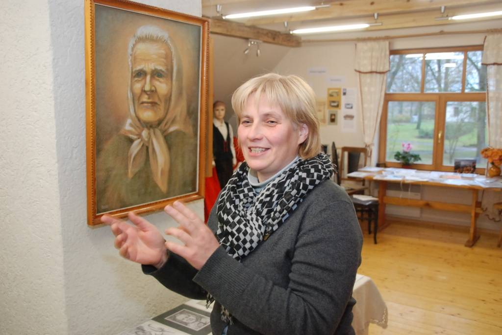 FOTO: Alfrēda Gūtmaņa portretu un ilustratīvās grafikas izstāde Nīcā