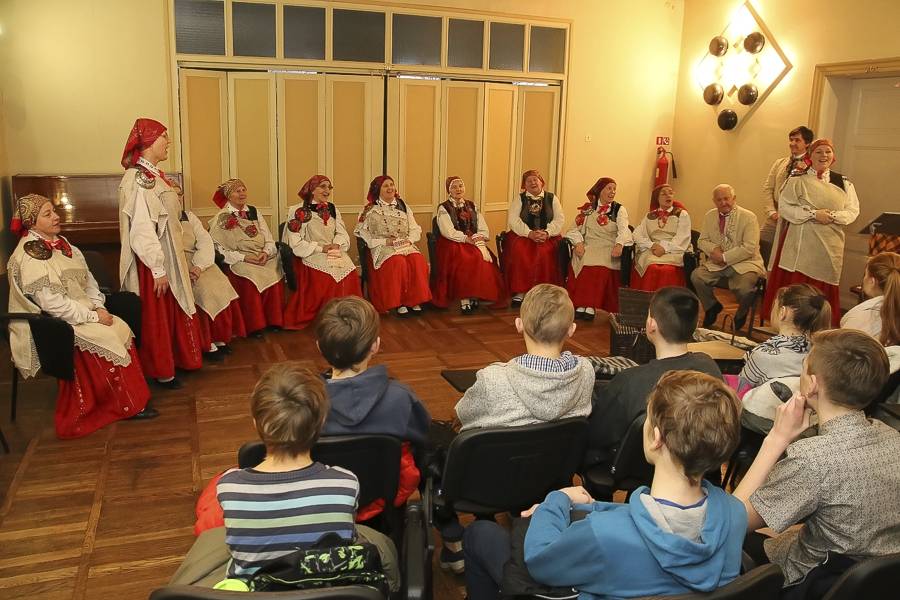 FOTO: Meistarklasē iepazīst līgavas pūru senatnē