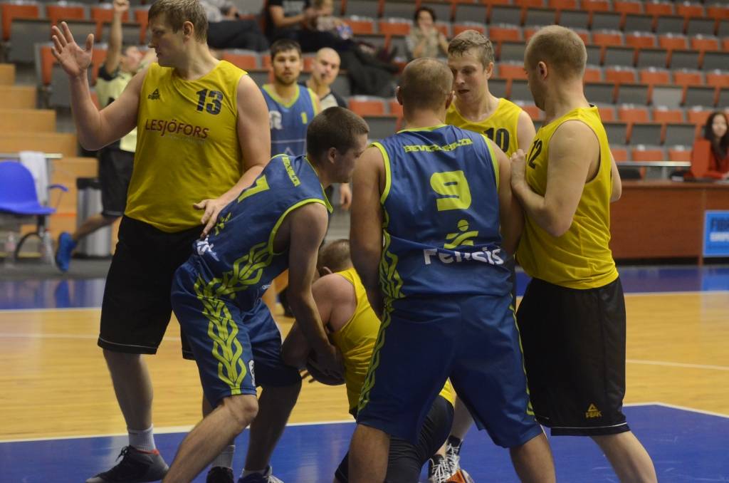 FOTO: "Lesjofors" Liepājas basketbola čempionātā sagādā pirmo zaudējumu "Ģeodēzistam"