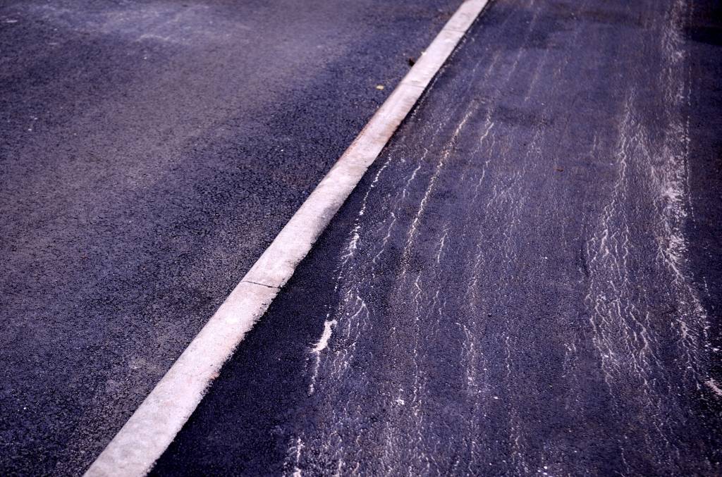 Pirmdienas rītā slideni ceļi un apgrūtināta braukšana Latgalē