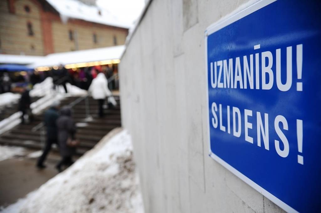 Autovadītājiem īpaši jāuzmanās - daudzviet uz ceļiem melnais ledus