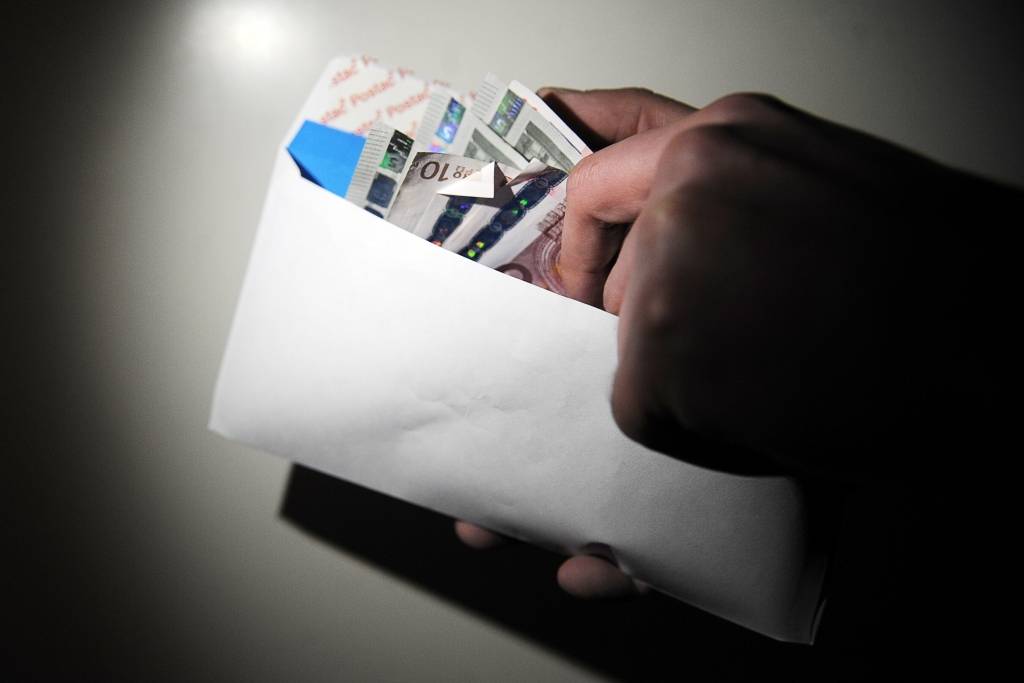 Dzērājšoferis policistiem piedāvā 2000 eiro 