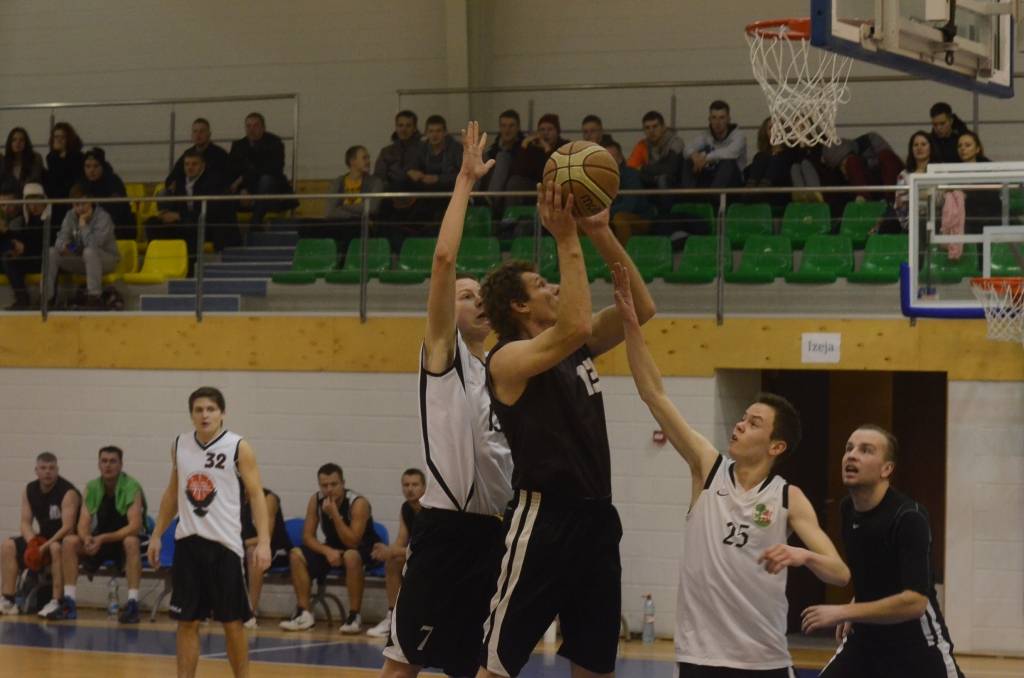 FOTO: "Grobiņa" un "Gavieze" uzvar Grobiņas novada čempionāta basketbolā spēlē