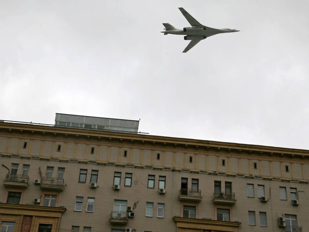 Krievija paziņo, ka tās militārā lidmašīna atradusies 70 km attālumā no aviolainera