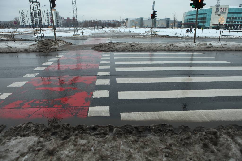Autoceļi pirmdienas rīta apledojuši