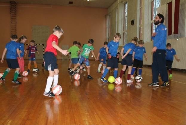 Vaiņodē jaunie futbolisti tiekas Ziemassvētku koptreniņā