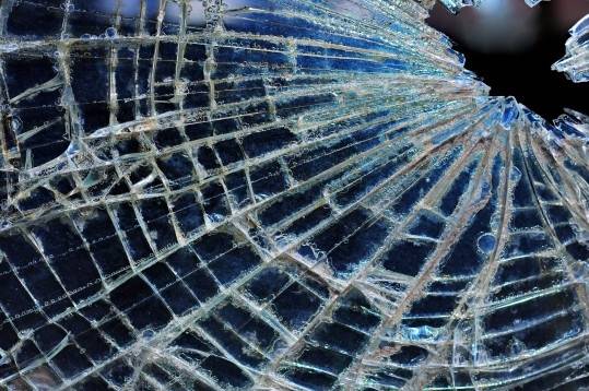 Policija brīdina: Izsitot logus, zog vērtīgus instrumentus no automašīnām